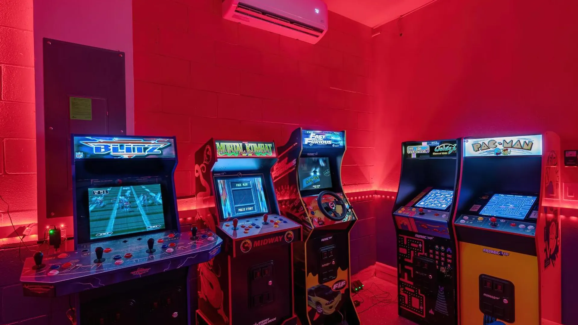 Summer Breeze - Arcade, Game Room, Free Pool Heat Davenport 0*,  United States