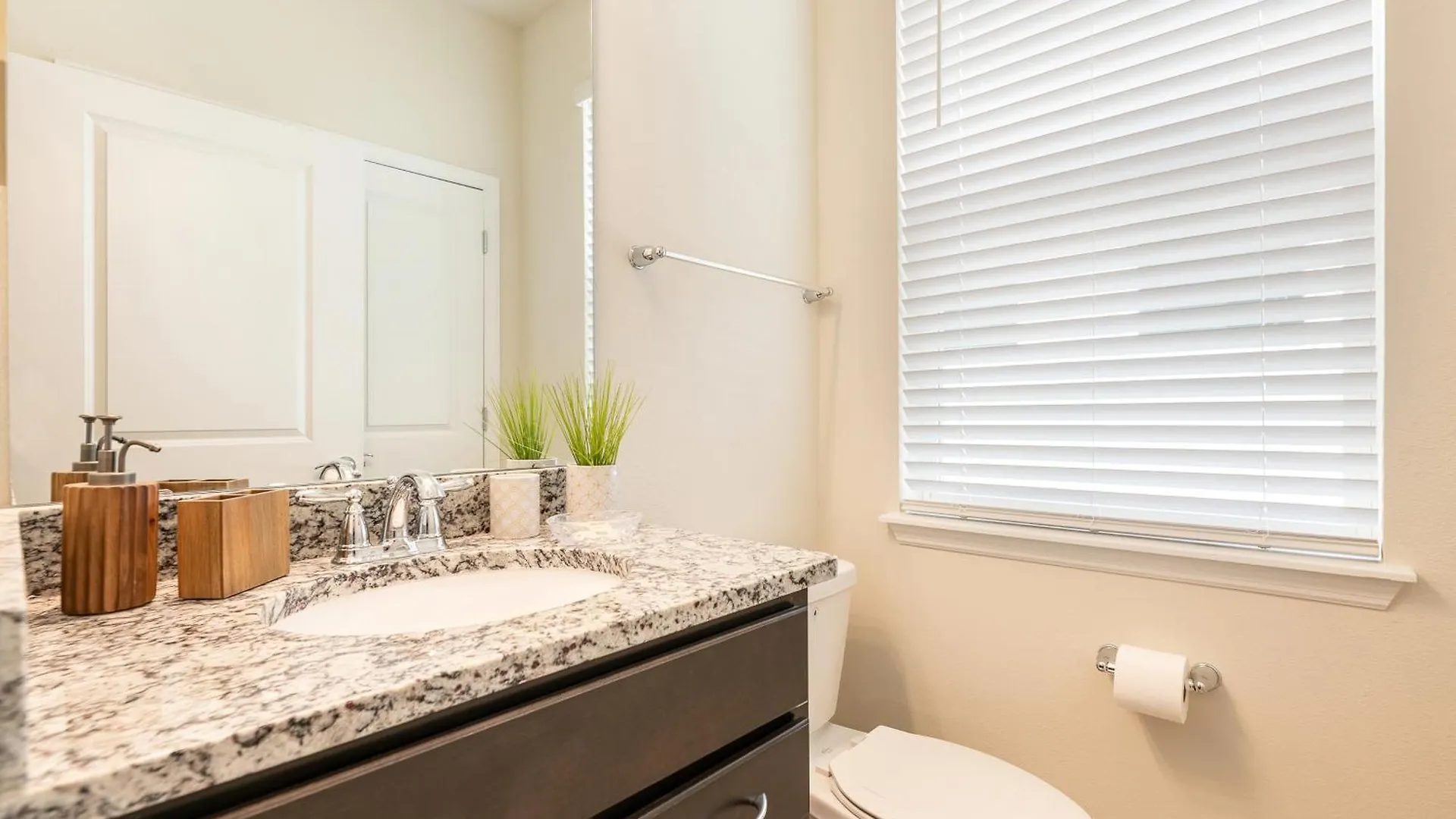 Summer Breeze - Arcade, Game Room, Free Pool Heat Davenport Holiday home